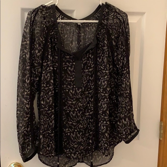 Daniel Rainn Tops - Daniel Rainn Black patterned blouse